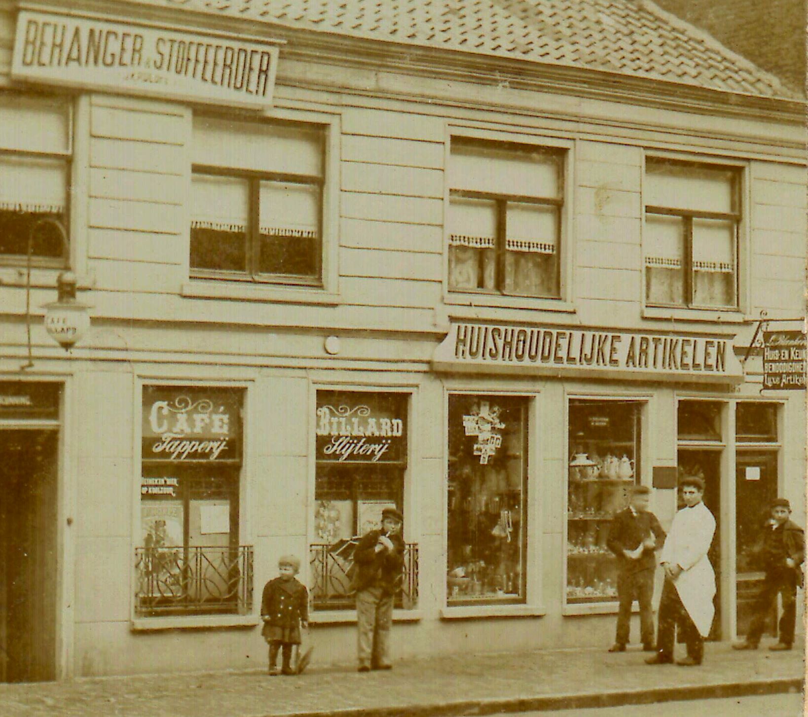 de winkel van Lukas Blankers, met zonen 