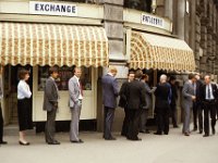 13-1983Engeland queue cit of London, England