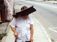 China 1988 Een oude Hakka-vrouw in Kat Hing Wai, Hong Kong