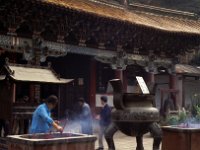 China 1988  wierookstokjes bij een Boeddhistische tempel opsteken