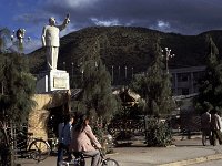 China 1988  Lijiang centre - waar Mao nog steeds op zijn voetstuk staat...