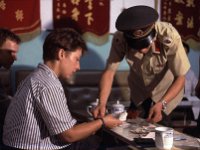 China 1988  duits stel wordt beroofd maar de politie haalt het geld terug, lokale tv erbij (eerste beroofde toeristen in..)