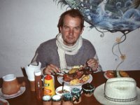 Peru 1993  Frank eats cavia, Pisac