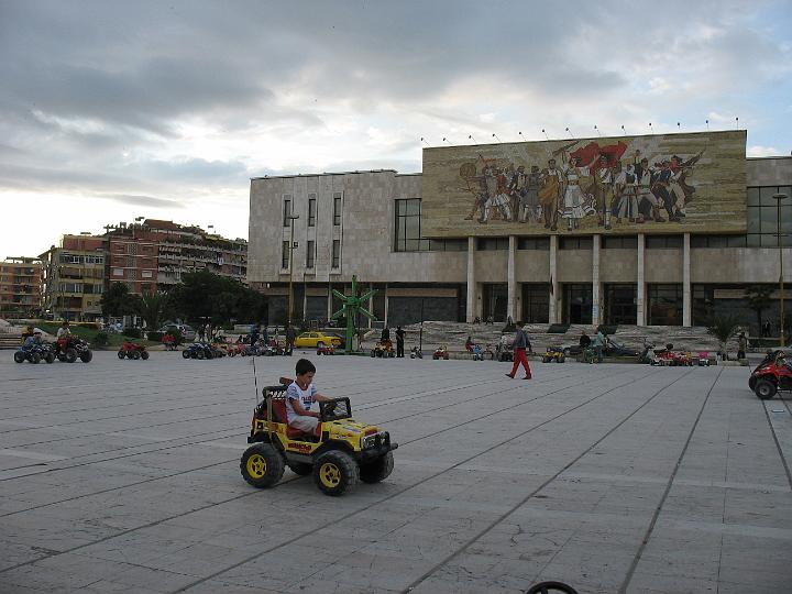 amg_1906.jpg - toys for boys op Skanderbej plein Tirana