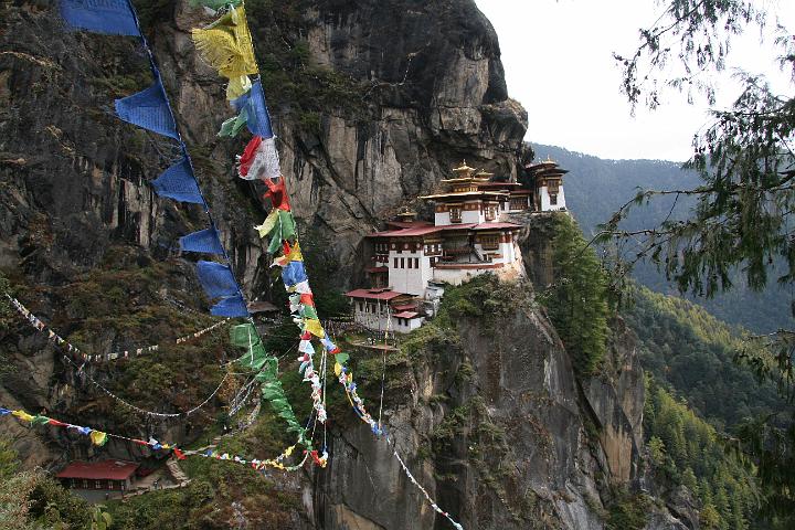 20081104-245bhutan.jpg - tigers nest met gebedsvlaggen