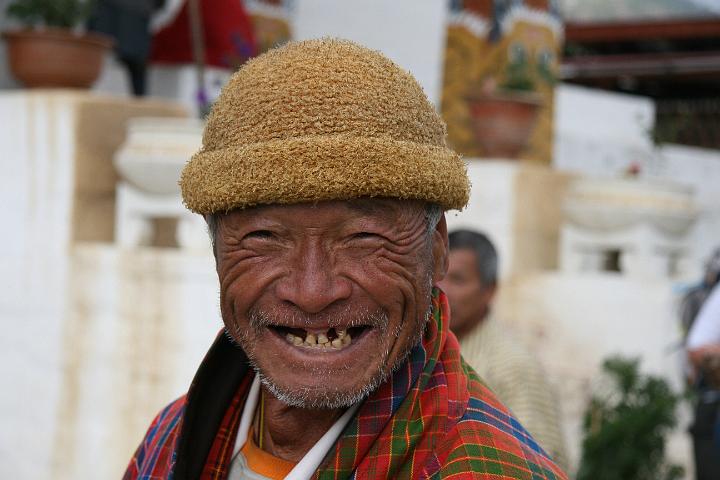 20081105-005bhutan.jpg - ja ik wil graag op de foto! Pelgrim bij Memorial Chorten