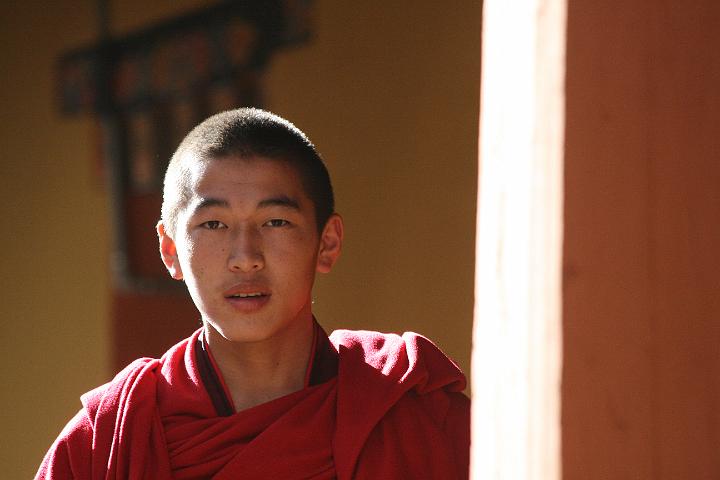 20081105-120bhutan.jpg - monnik bij dzong in thimpu