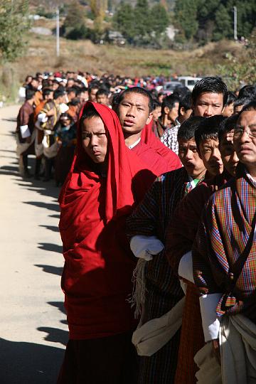 20081105-473bhutan.jpg - in de rij voor de koning