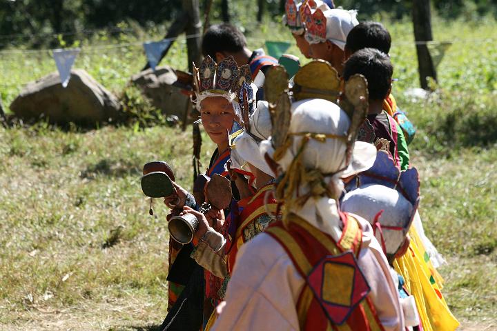 20081111-263bhutan.jpg - schoolkinderen doen traditionele dans