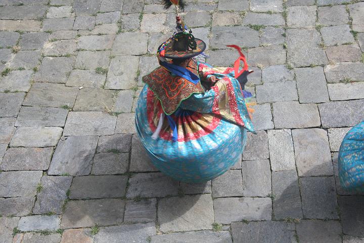 20081115-041bhutan.jpg - black hat dancer in bumthang. bij de zwarthoeddans (shanag) drijven de dansers de kwade geesten uit, tevens vertelt hij het verhaal van de moord op de anti-boedhistische tibetaanse koning Langdarma in 842