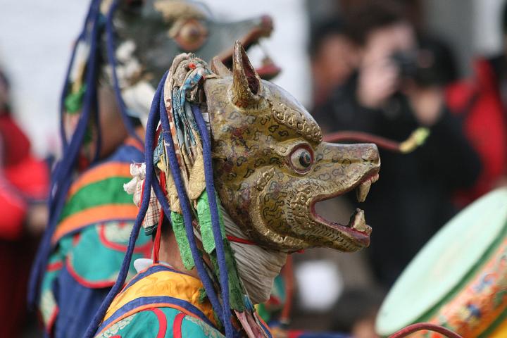 20081115-302bhutan.jpg - Dance of the Drummers from Drametse (Drametse Ngacham) tijdens het Jambay Lakhang festival  in Bumthang