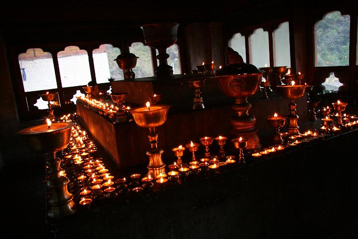 20081119-179bhutan.jpg - boterlampjes in Gom Kora