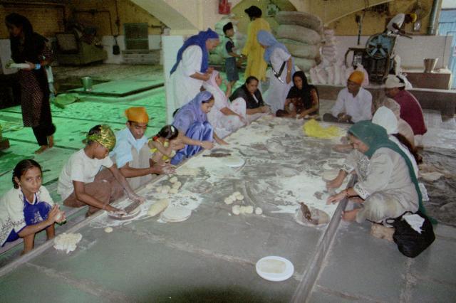 3429.jpg - free food in Sikh temple