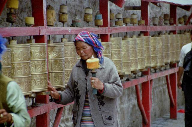 4116.jpg - Tibet, Lhasa Potala kora 
pelgrim making a Khora (walking around) the Potala Palace. 
