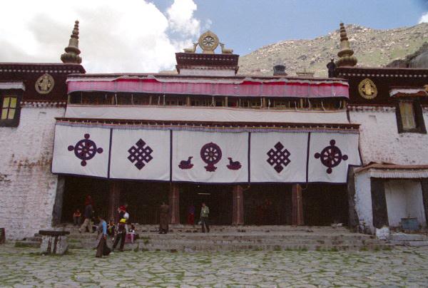 4228.jpg - Tibet, Lhasa, Seramonastery 
on the roof: the Wheel of Life and the 2 antelopes listening the first preach of Buddha in the Gazelle Park near Benares 
