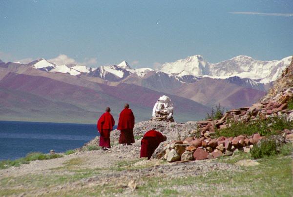4323.jpg - monks doing the kora.