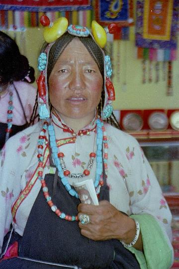 4426.jpg - Tibet, pelgrim in Lhasa 
Khampa woman, from Kham north east of Lhasa. Her money is for donations to the temple. 