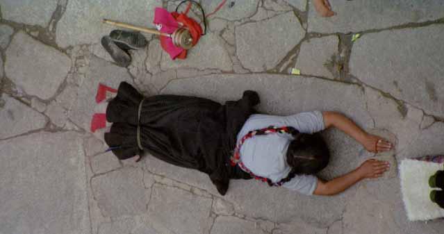 4619.jpg - prostrating pelgrim in front of Jokhang temple in Lhasa