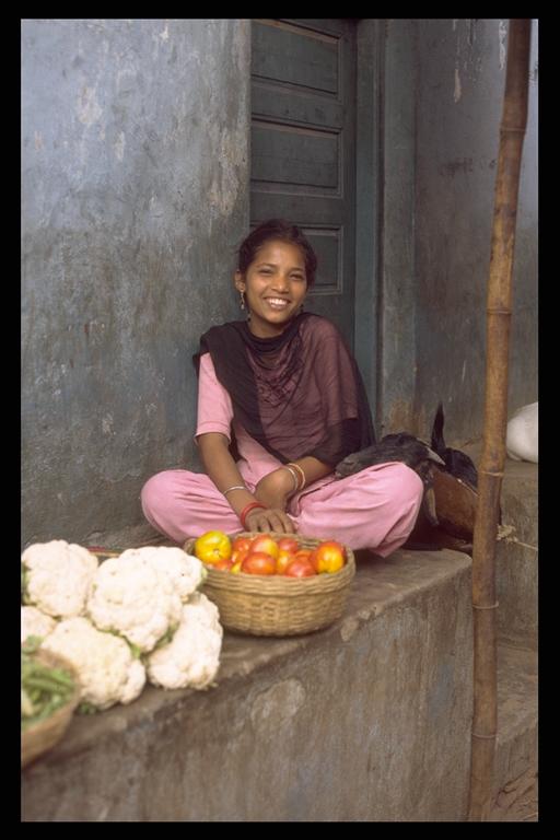 India, fruitverkoopster in vissersdorp