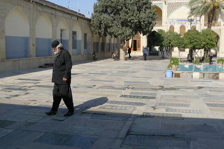 P1010099.JPG - Imamzadeh-ye Ali Ebn-e Hamze, tombe van de neef van de 7e shiitische imam. Op de voorgrond grafstenen.