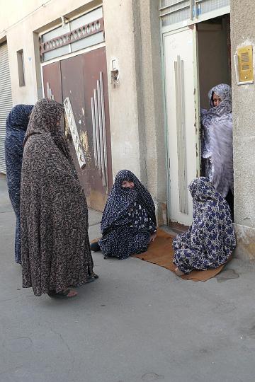 P1010730.JPG - Locals in Kashan