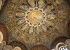 Ravenna, Baptisterium van de orthodoxen, centraal Johannes de Doper die Jezus doopt