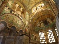 Ravenna, Basiliek Van San Vitale, uit 6e eeuw, rechts Apsis mozaïek, links offer van Abraham - right Apse mosaic, left Sacrifice of Isaac