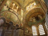 Ravenna, Basiliek Van San Vitale, uit 6e eeuw, rechts Apsis mozaïek, links offer van Abraham - right Apse mosaic, left Sacrifice of Isaac