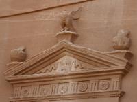 Docors tomb hier versierd met slangengod. Eagle on the tomb facade that represents the guardianship of Dushara against intruders at Mada'in Saleh, Hejaz, Saudi Arabia